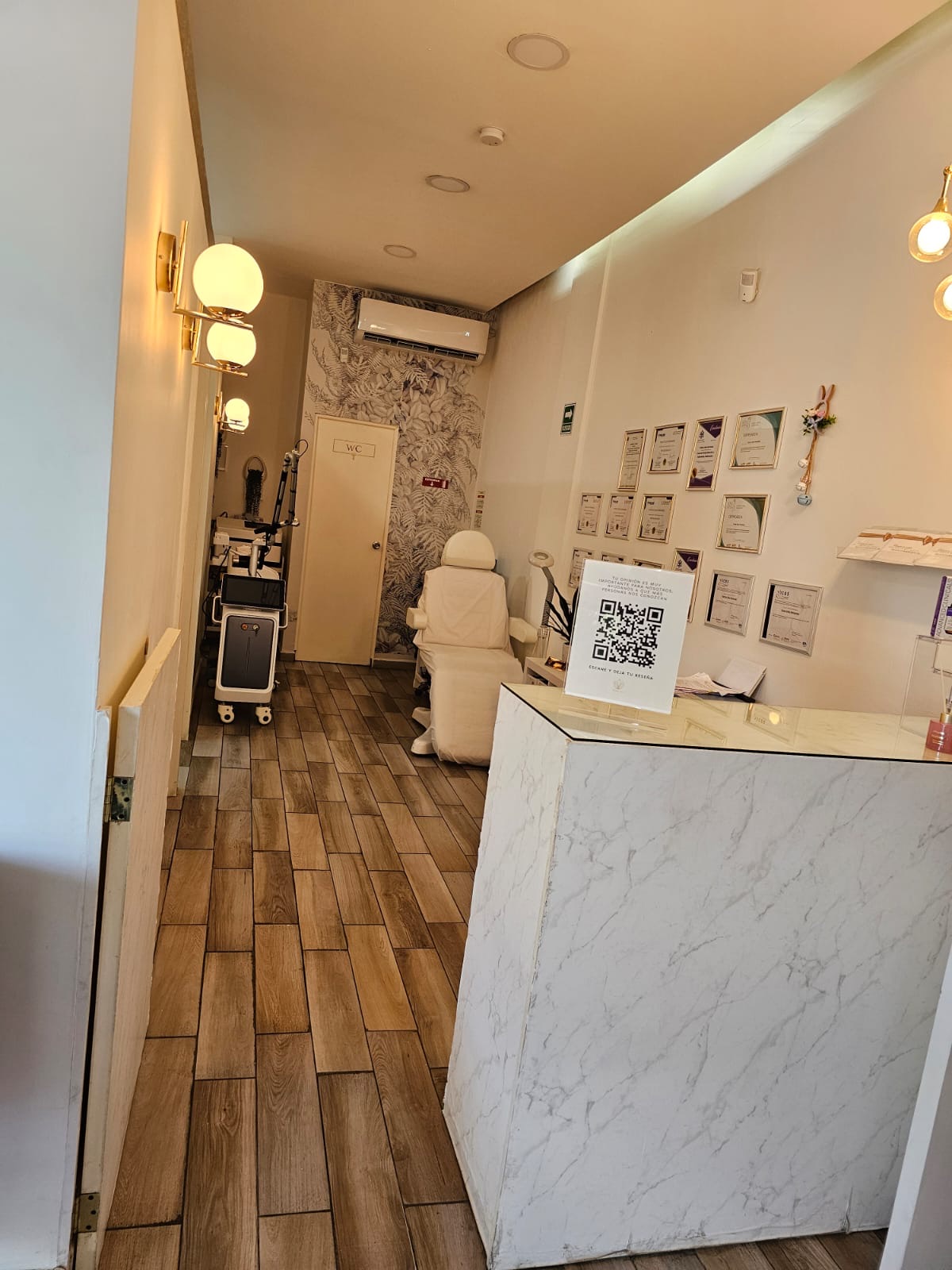 Entrada y recepción de Medvel Spa en Plaza G3
