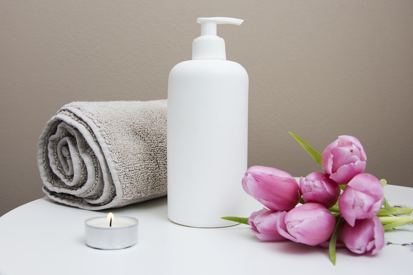 Toallas, flores y productos de spa